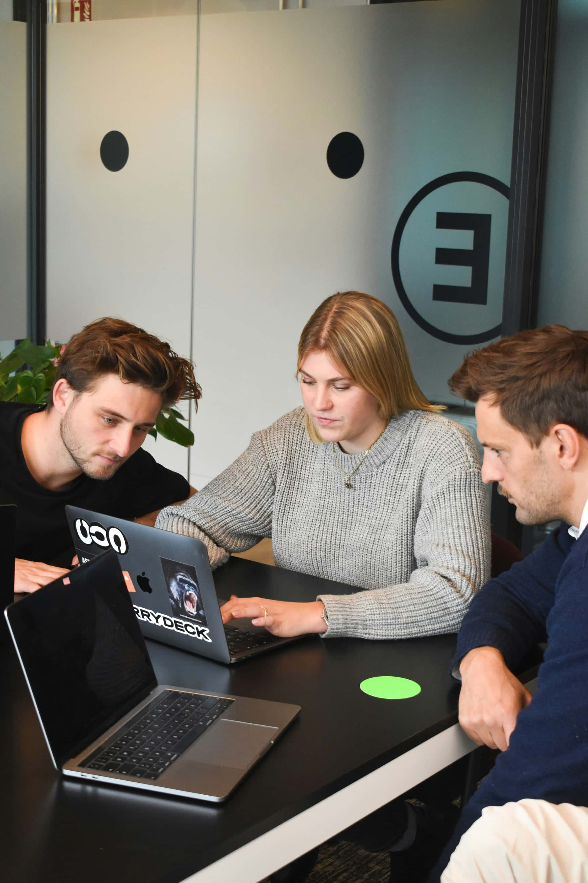 Équipe collaborant autour d’un ordinateur portable