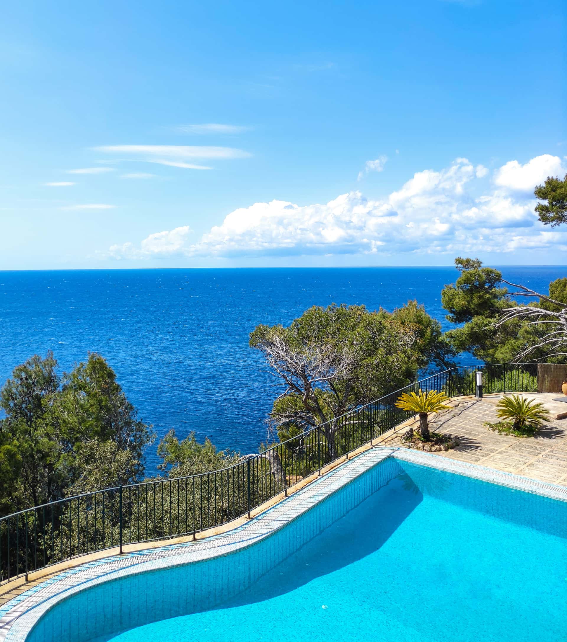 Piscine à débordement d’une villa, surplombant la mer