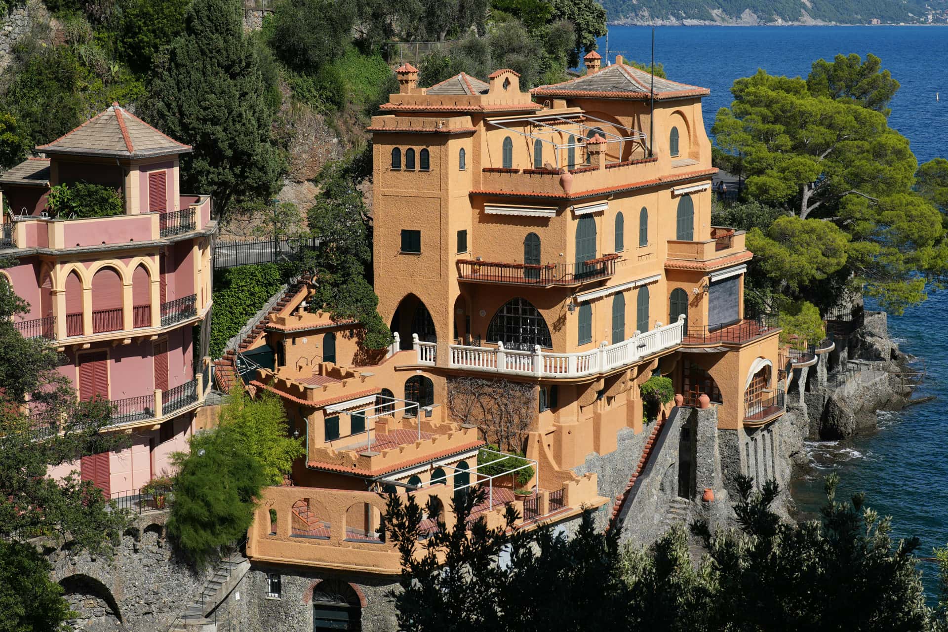 Villa à terrasses surplombant la Méditerranée